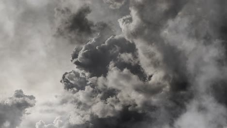 Una-Tormenta-Eléctrica-Que-Estalló-En-Un-Cielo-Oscuro-Lleno-De-Nubes-Cumulonimbus-Gruesas-Y-Oscuras