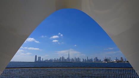 4K-Dubai-Zeitraffer---Urbane-Skyline-Und-Moderne-Wolkenkratzer-In-Dubai-An-Einem-Bewölkten-Wintertag