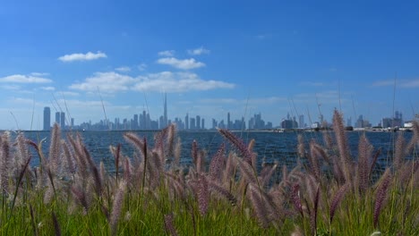 4K-Aufnahmen:-Skyline-Von-Dubai-Vom-Creek-Harbour-An-Einem-Schönen,-Hellen,-Sonnigen-Tag-In-Den-Vereinigten-Arabischen-Emiraten