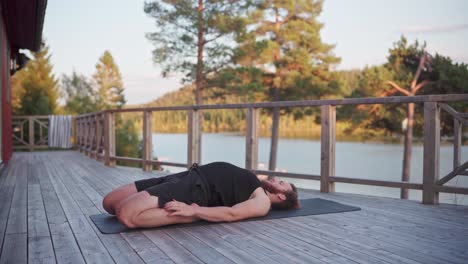 Mann,-Der-Im-Rahmen-Von-Yoga-Übungen-Mit-Gebeugten-Knien-Im-Rücken-Liegt