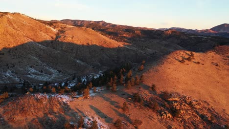 Luftaufnahme-Des-Sonnigen-Morgens-Im-Rocky-Mountains-Nationalpark-Im-Frühwinter