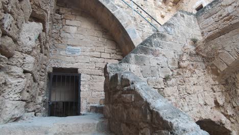 Alte-Romanische-Treppe-Hinaufsteigen,-Die-Zu-Den-Burgmauern-Von-Kyrenia-Führt---Breiter-Kardanischer-Stoß-In-Schuss