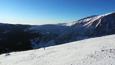 Luftbild,-Bergsteiger,-Der-Mit-Schneeschuhen-Auf-Schneebedeckten-Hügeln-In-Der-Wunderschönen-Winterlandschaft-Der-Felsigen-Berge-Wandert,-Quandary-Peak,-Colorado-Usa
