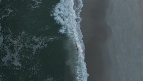 Vertikale-Aufnahme-Von-Meereswellen-Mit-Weißer-Schaumstoffrolle-Auf-Leerer-Sandküste-Auf-Long-Beach-Island-In-New-Jersey,-Usa
