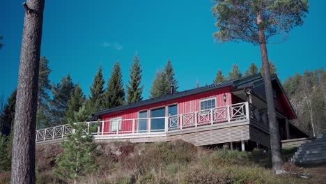 Rote-Hütte,-Umgeben-Von-Grünem-Wald-An-Sonnigen-Tagen