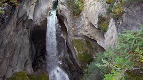 Schöne-Schlucht-Blauer-Wasserfall-Moosig-Bewachsen