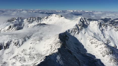 Luftbild,-Atemberaubende-Winterlandschaft,-Schneebedeckte-Berggipfel-An-Sonnigen-Tagen,-Drohnenaufnahme