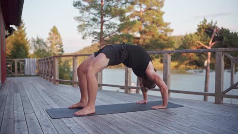 Pose-De-Yoga-De-Rueda---Hombre-Haciendo-Backbends-En-La-Alfombra-De-Yoga