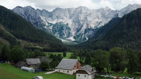 Vista-Aérea-Del-Valle-Alpino-Con-Granja-Rústica-En-Frente,-Jezersko,-Eslovenia,-Alpes-Europeos,-Paisaje-Montañoso-Escénico
