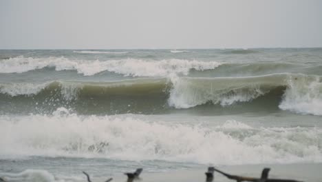 Malerische-Große-Meereswellen,-Die-Während-Des-Sturms-An-Der-Küste-Abstürzen