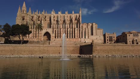 View-of-Palma-de-Mallorca-´s-cathedral-in-a-sunny-day