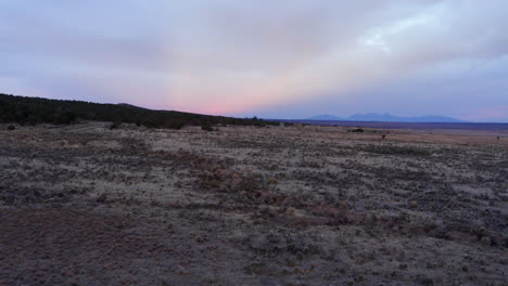 Sonnenuntergang-Hinter-Berg-Mit-Dämmerungsfarbhimmel-Und--wolken-Auf-Einer-Westlichen-Landschaft-In-Norwood,-Colorado