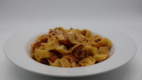 Tortellini-Al-Ragout-Mit-Parmesan-Käse,-Isoliert-Auf-Weiss
