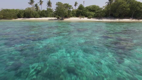 Drone-Volando-Arriba-Y-Sobre-Una-Isla-Tropical-En-Las-Maldivas