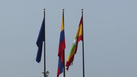 Flags-of-Cartagena-de-Indias-and-Colombia-flag-in-Parque-de-la-Marina-,-Cartagena,-Colombia