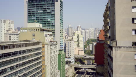 Edificios-En-Una-Gran-Metrópolis-De-São-Paulo,-La-Ciudad-Más-Grande-De-Brasil,-De-Las-5-Más-Grandes-Del-Mundo
