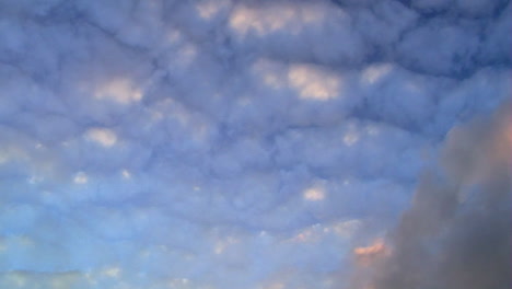 Time-lapsed-shot-of-clouds-at-sunset