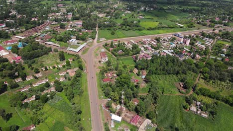 Vista-Aérea,-Carretera-En-La-Ciudad-De-Loitokitok,-Kenia