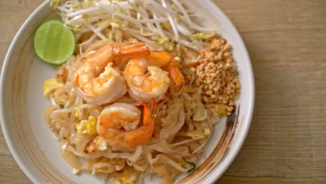 Gebratene-Nudeln-Mit-Garnelen-Und-Sprossen-Oder-Pad-Thai---Asiatische-Küche