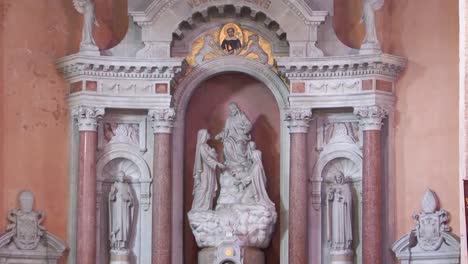 Altar-of-Iglesia-de-Santo-Domingo-in-Old-Town,-Cartagena,-Colombia