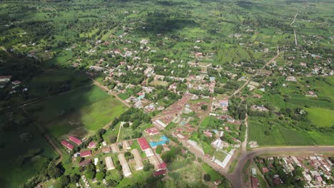 Vista-Aérea-De-La-Ciudad-De-Lotokitok,-Kenia-Y-Sombras-De-Nubes-Sobre-El-Paisaje-Urbano-En-Un-Día-Soleado,-Disparo-De-Drones-De-60-Fps