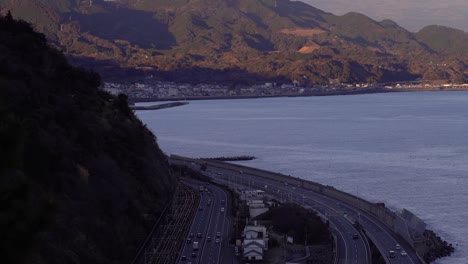 Inclinación-Lenta-Hacia-Arriba-Sobre-El-Tráfico-De-Automóviles-En-La-Autopista-En-Japón-Con-Mt-Nevado