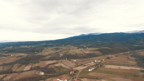 Paisaje-Otoñal-Del-Pueblo-Y-Tierra-Cultivable-Y-Bosque,-Drone-4k-Cplored