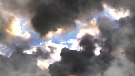 Transición-De-Nubes-Oscuras-Con-Tormentas-Eléctricas-A-Nubes-Brillantes