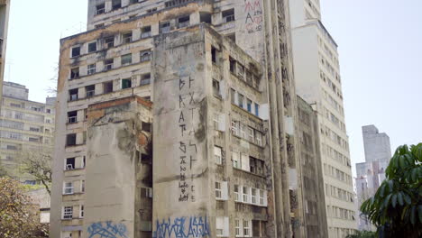 Edificio-Ocupado-Por-Un-Movimiento-Social-Que-Reclama-Por-El-Derecho-A-La-Vivienda-En-El-Centro-De-La-Ciudad-De-Sao-Paulo,-Brasil-En-América-Del-Sur