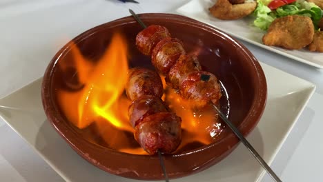 Nahaufnahme-Einer-Flammenden-Chorizo-In-Einem-Keramiktopf-In-Spanien