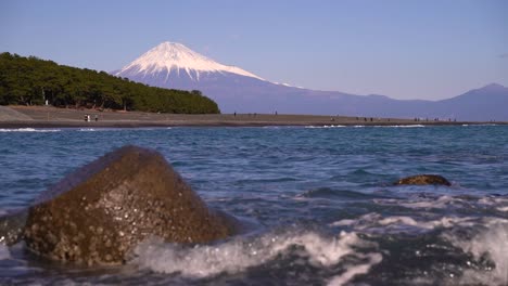 Zeitlupenwellen,-Die-An-Klaren-Tagen-Vor-Dem-Hintergrund-Des-Berges-Fuji-Brechen