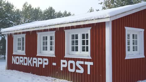 Typisches-Rotes-Holzhaus-In-Nordkapp,-Norwegen