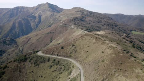 Luftaufnahme-Einer-Straße-Durch-Einige-Berge-In-Italien