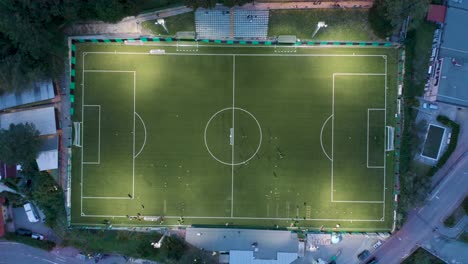 Statische-Top-Down-Ansicht-Eines-Fußballfelds-Aus-Einer-Drohnen-Fast-Version