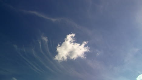Wuschelige-Cirruswolken,-Die-Als-Stutenschwänze-Bekannt-Sind,-Bewegen-Sich-Im-Zeitraffer