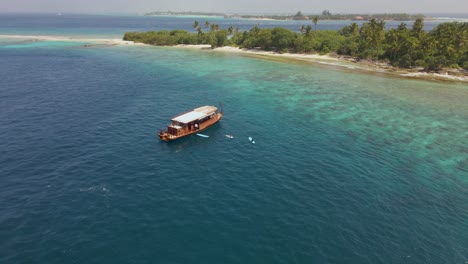 Drone-Moviéndose-Hacia-Atrás-En-Una-Isla-Tropical-En-Las-Maldivas