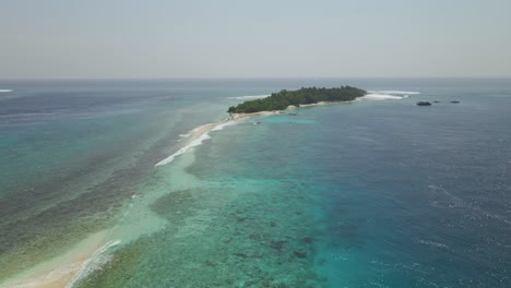 Drone-Volando-Hacia-Una-Isla-Tropical-En-Un-Atolón-En-Maldivas
