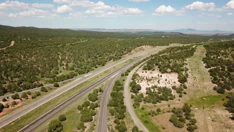 Coches-Conduciendo-Por-La-Carretera-Al-Gran-Cañón,-Arizona
