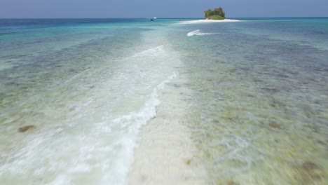 Un-Dron-De-Bajo-Vuelo-Disparó-Como-Un-Arrecife-En-Las-Maldivas-Tropical