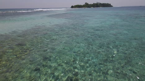 Sich-Schnell-Bewegende-Drohnenaufnahme-Einer-Tropischen-Insel-Auf-Den-Malediven