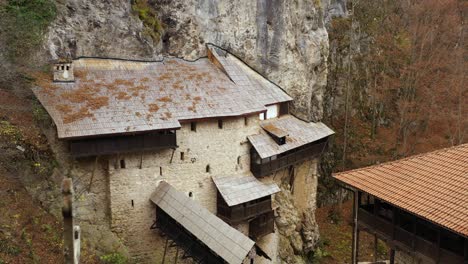 Hermoso-Y-Antiguo-Monasterio-Construido-En-La-Roca-Serbia-De-La-Ladera-De-La-Montaña