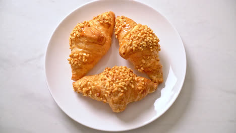 Frisches-Croissant-Mit-Erdnuss-Auf-Dem-Teller