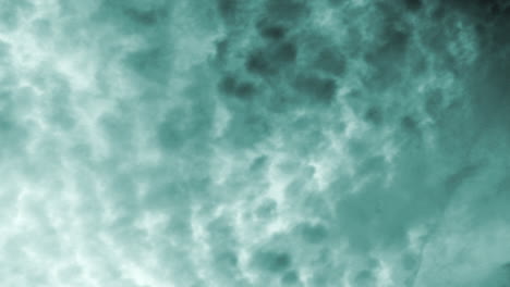 Negativbild-Von-Wolken,-Die-Sich-Im-Zeitraffer-Bewegen
