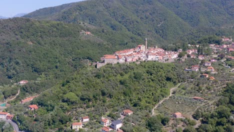 Luftaufnahme-Eines-Kleinen-Dorfes-Durch-Die-Berge-In-Italien
