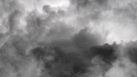 Dunkelgraue-Wolken-Bewegten-Sich-Und-Ein-Gewitter-Traf-Ein