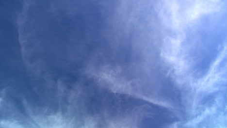 Wispy-clouds-in-blue-sky-move-in-time-lapsed-motion