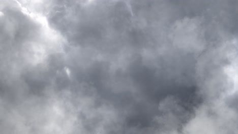 Sicht-Dicke-Wolken,-Nämlich-Cumuluswolken,-Begleitet-Von-Gewittern-Im-Inneren