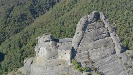 Antiguo-Castillo-En-Una-Montaña-Cerca-De-Genova,-Liguria,-Italia