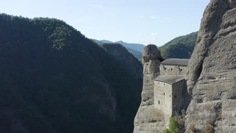 Alte-Burg-In-Einem-Berg-In-Der-Nähe-Von-Genua,-Ligurien,-Italien