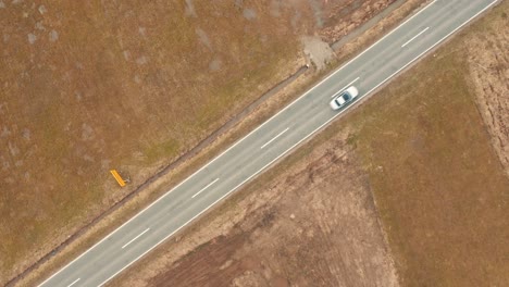 Sobre-La-Carretera-Donde-Conducen-Los-Autos,-Drone-4k-De-Color